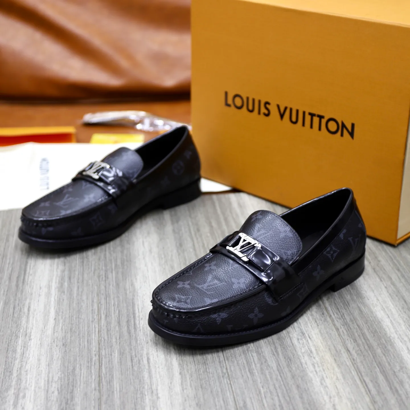 Men's Men's Shoes💰💰920LV Louis Vuitton Slip-on Loafers, top quality products from Guangzhou, ready for sale! This LV Glove loafer is made of selected soft cowhide, with a slightly wrinkled leather surface and a very high-end texture. Each pair is unique. The leather surface is light and soft, with a fine texture and good luster. It is a classic loafer style, with exquisite handmade mark stitching on the toe, and a square toe configuration to highlight the classic style. The horizontal band has hot-printed LV three-dimensional letters, semi-solid handcrafts and a genuine leather outsole, and a rubber patch on the heel to create wear-resistant performance and comfort. One of the must-have loafers for men! Comes with full original packaging! Code number: 38-39-40-41-42-43-44 (38, 45, 46 customized) standard leather shoe code